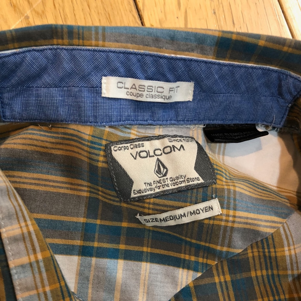 2x Volcom Button up Classic Fit size M